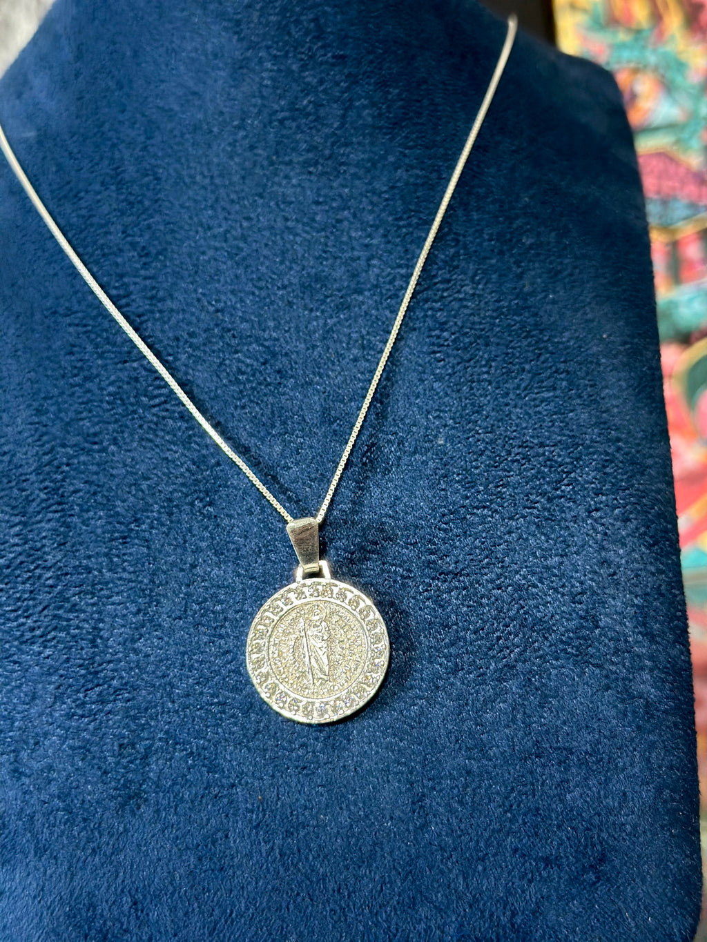 Dije Medalla San Benito Zirconias Plata .925